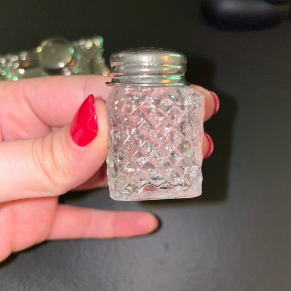 Fairy Brand | Vintage Crystal Silver Plated Salt & Pepper Mini Shakers - Picture 4 of 10